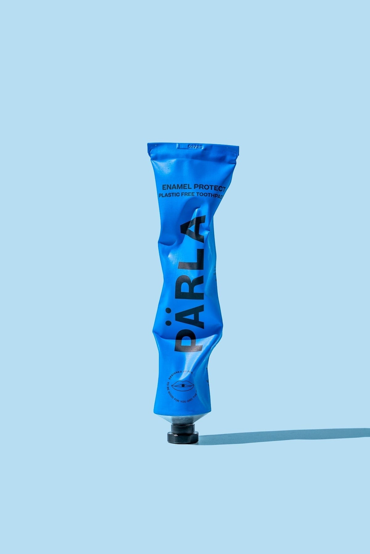 Pärla Enamel Protect toothpaste in a blue, squeezable tube with mint and menthol for everyday dental care.